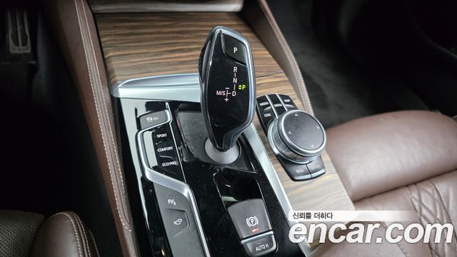 BMW 5-Series 2018 — photo 9
