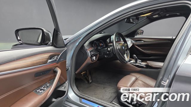 BMW 5-Series 2018 — photo 10