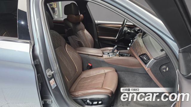 BMW 5-Series 2018 — photo 11