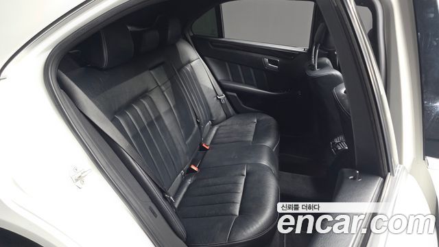 Mercedes-Benz E-Class 2014 — photo 11