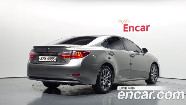 Lexus ES 2017 — photo 2