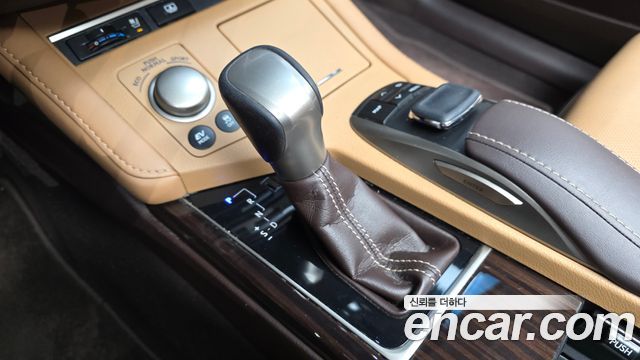 Lexus ES 2017 — photo 9