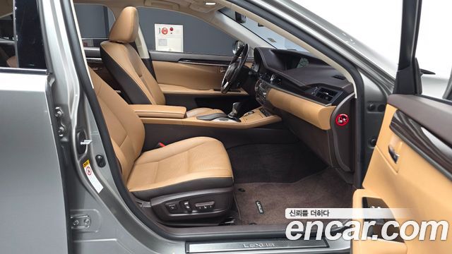 Lexus ES 2017 — photo 11