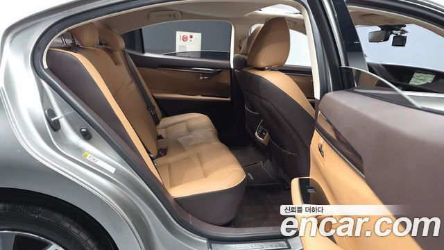 Lexus ES 2017 — photo 12