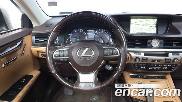 Lexus ES 2017 — photo 13