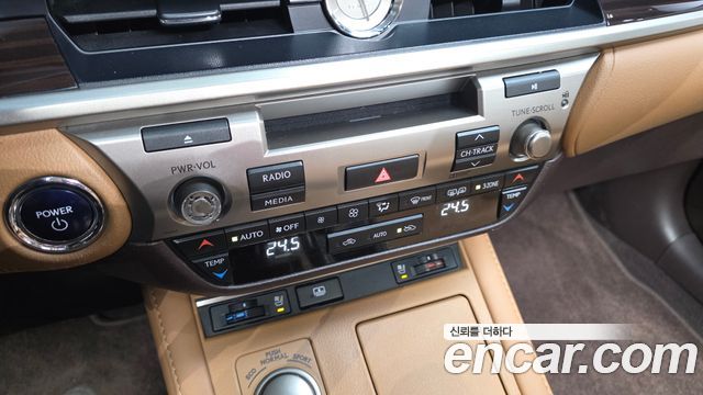 Lexus ES 2017 — photo 16