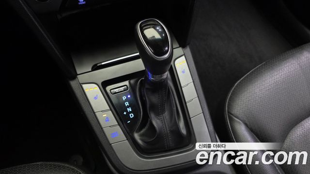 Hyundai AVANTE 2017 — photo 12