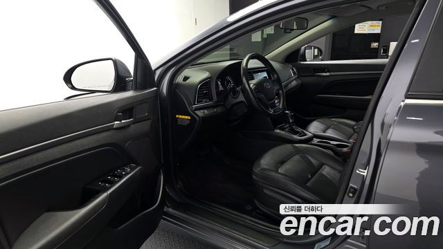 Hyundai AVANTE 2017 — photo 13