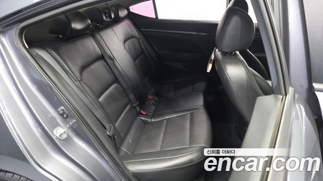 Hyundai AVANTE 2017 — photo 18