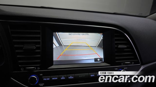 Hyundai AVANTE 2017 — photo 21