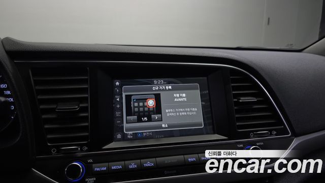 Hyundai AVANTE 2017 — photo 24