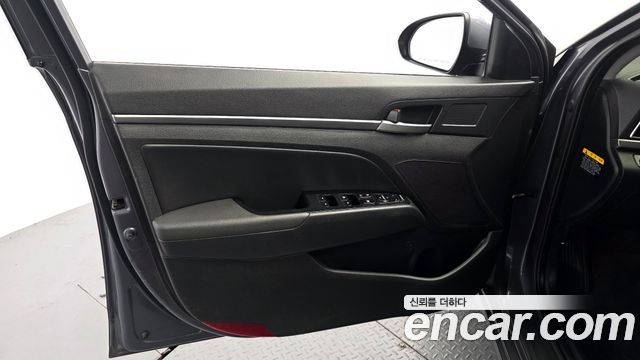 Hyundai AVANTE 2017 — photo 14