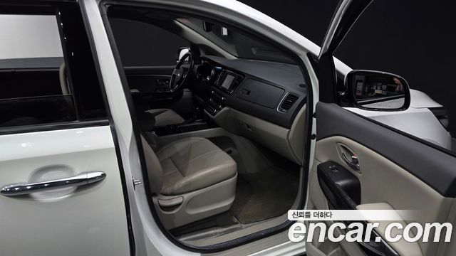 Kia Canival 2016 — photo 17