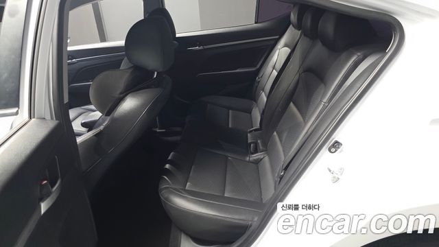 Hyundai AVANTE 2020 — photo 11