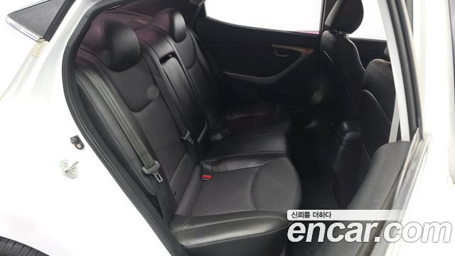Hyundai AVANTE 2016 — photo 12