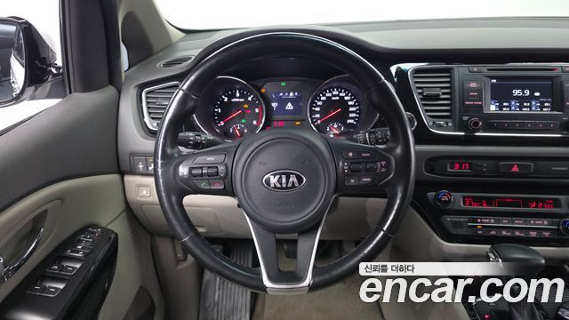 Kia Canival 2018 — photo 19