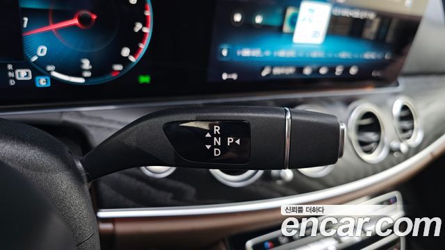 Mercedes-Benz E-Class 2023 — photo 12