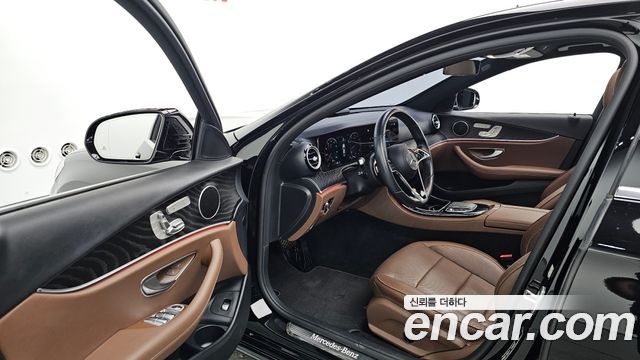 Mercedes-Benz E-Class 2023 — photo 13