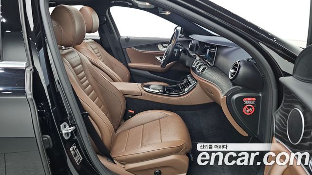 Mercedes-Benz E-Class 2023 — photo 17