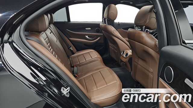 Mercedes-Benz E-Class 2023 — photo 18