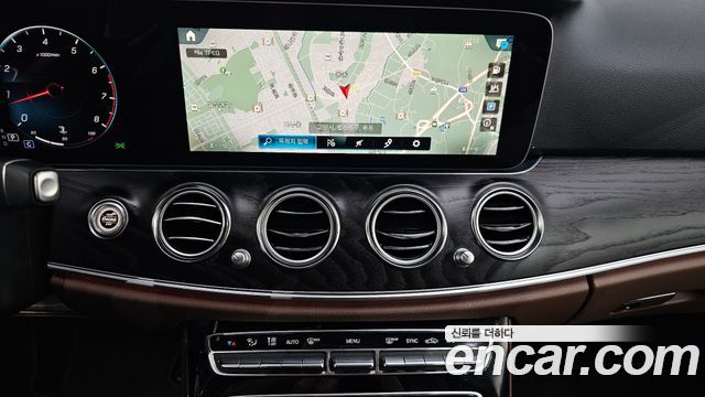 Mercedes-Benz E-Class 2023 — photo 20