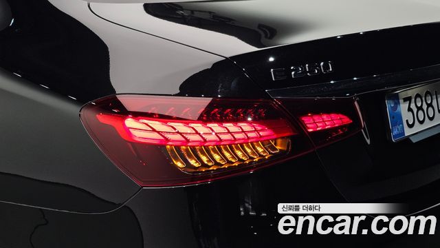 Mercedes-Benz E-Class 2023 — photo 9