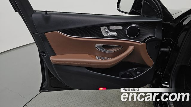 Mercedes-Benz E-Class 2023 — photo 14