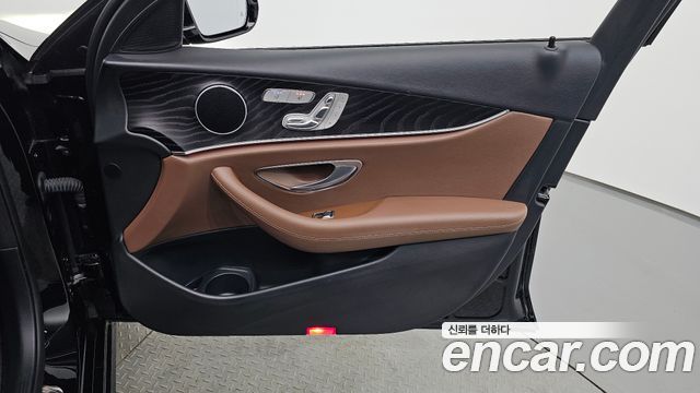 Mercedes-Benz E-Class 2023 — photo 15