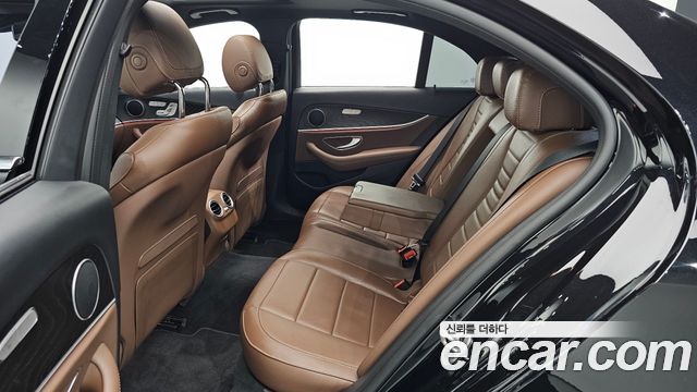 Mercedes-Benz E-Class 2023 — photo 16