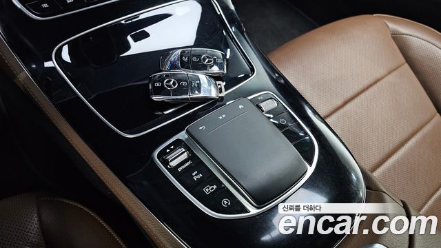 Mercedes-Benz E-Class 2023 — photo 28