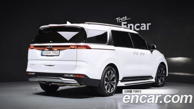 Kia Canival 2023 — photo 2