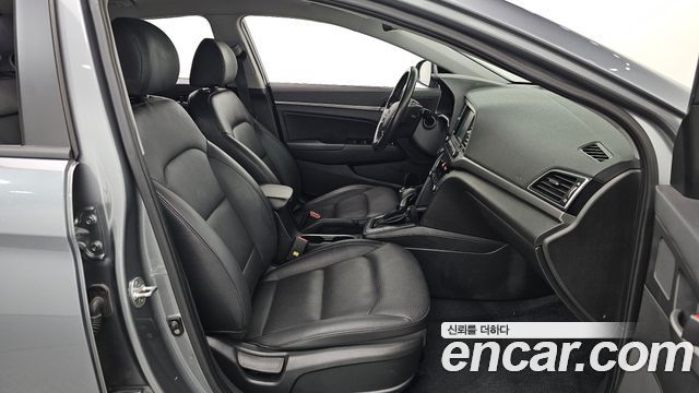 Hyundai AVANTE 2018 — photo 17