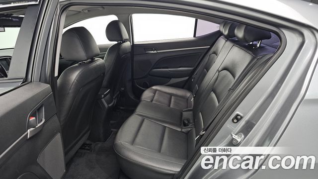 Hyundai AVANTE 2018 — photo 16