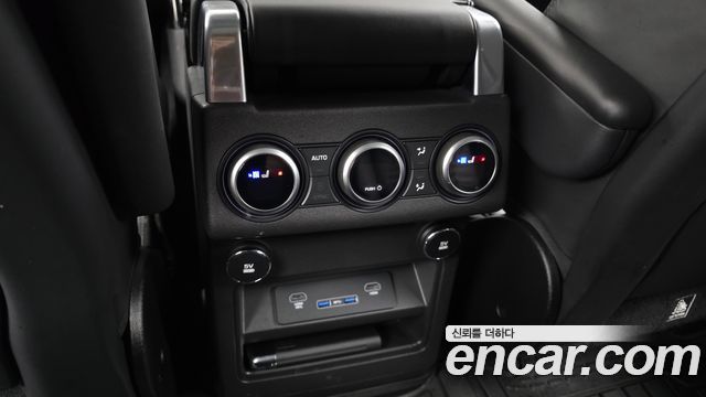 Land Rover Discovery 2018 — photo 24
