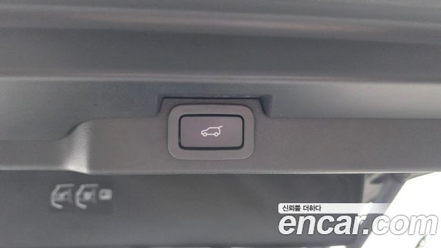Land Rover Discovery 2018 — photo 25