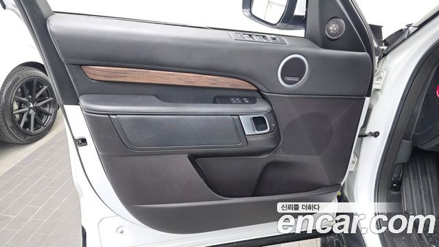 Land Rover Discovery 2018 — photo 14