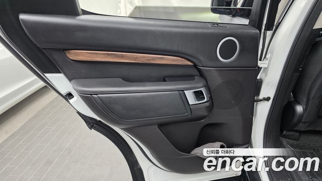 Land Rover Discovery 2018 — photo 15