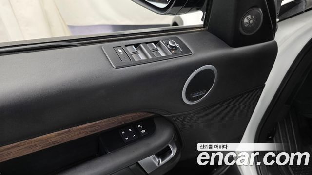 Land Rover Discovery 2018 — photo 28