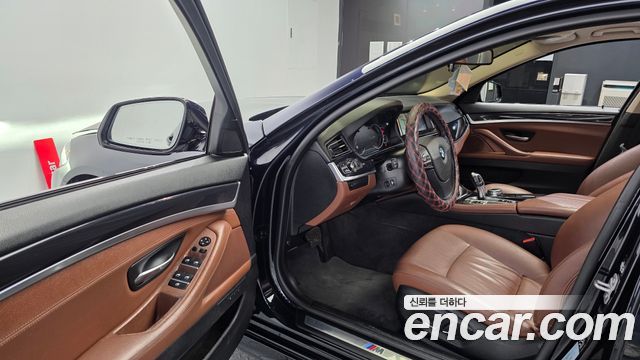 BMW 5-Series 2016 — photo 10