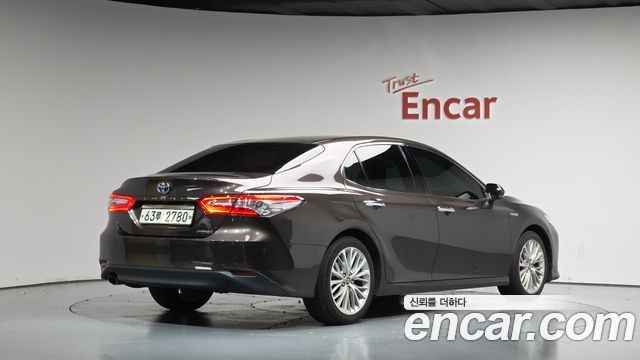 Toyota Camry 2018 — photo 2