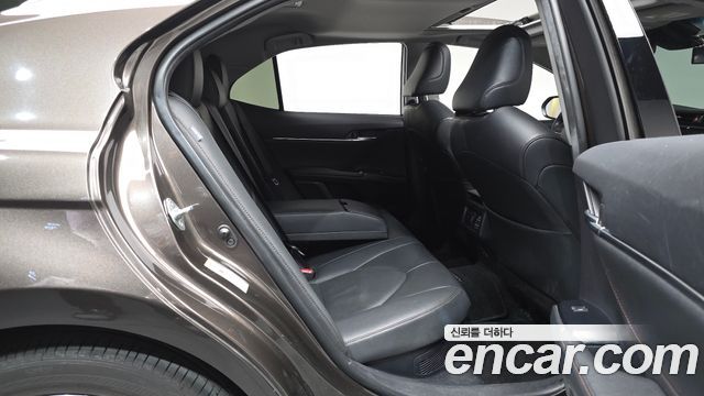 Toyota Camry 2018 — photo 17