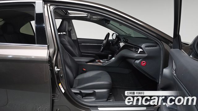 Toyota Camry 2018 — photo 16