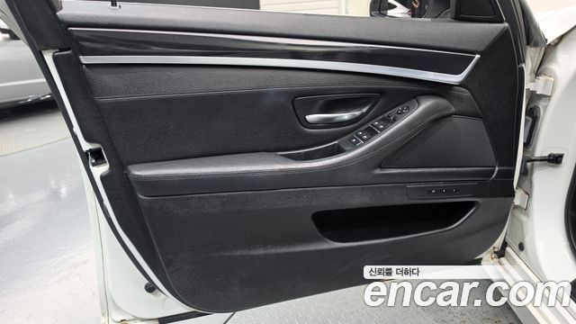 BMW 5-Series 2015 — photo 14
