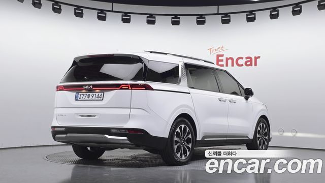 Kia Canival 2023 — photo 2