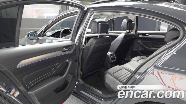Volkswagen Passat 2021 — photo 16