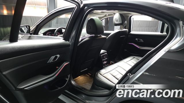BMW 3-Series 2021 — photo 16