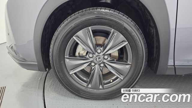 Lexus UX 2019 — photo 5
