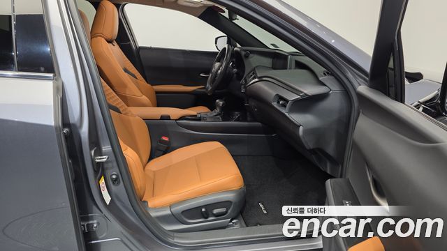 Lexus UX 2019 — photo 17