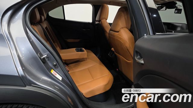 Lexus UX 2019 — photo 18