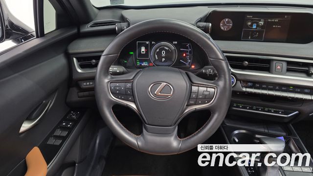 Lexus UX 2019 — photo 19